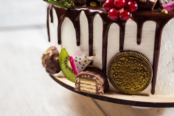 Κέικ σοκολάτας και κέικ. Cupcakes με μούρα, φρούτα, φράουλες. Top view.colorful cupcake, νόστιμα κέικ, πολύχρωμο κρέμα, καραμέλες, ξύλινο υπόβαθρο, εσωτερικη, έννοια επιδόρπιο, τούρτα γενεθλίων με το κρασί, Ρώμη — Φωτογραφία Αρχείου