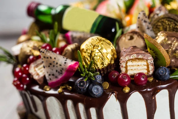 Čokoládové koláčky a dort. Košíčky s bobule, ovoce, jahody. Top view.colorful košíček, chutný dort, barevné cream, bonbóny, dřevěné pozadí, zblizka, dezert koncept, narozeninový dort s vínem, Řím — Stock fotografie