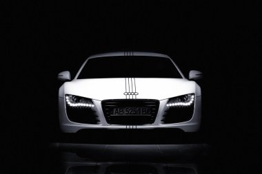 Vinnitsa, Ukrayna - 11 Kasım 2012.Audi R8 konsept otomobil. Audi showroom. Sunu. Yeni model Audi araba - Audi R8 tanıtımı. Açık Araba, ön, logo Audi.Black ve beyaz autophoto