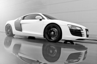 Vinnitsa, Ukrayna - 11 Kasım 2012.Audi R8 konsept otomobil. Audi showroom. Sunu. Yeni model Audi araba - Audi R8 tanıtımı. Açık Araba, ön, logo Audi.Black ve beyaz autophoto