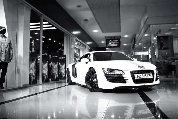 Vinnitsa, Ucrania - 11 de noviembre de 2012.Audi R8 concept car. Presentación del nuevo modelo Audi car - Audi R8.Frente, parte delantera, logo Audi.Autofoto en blanco y negro — Foto de Stock