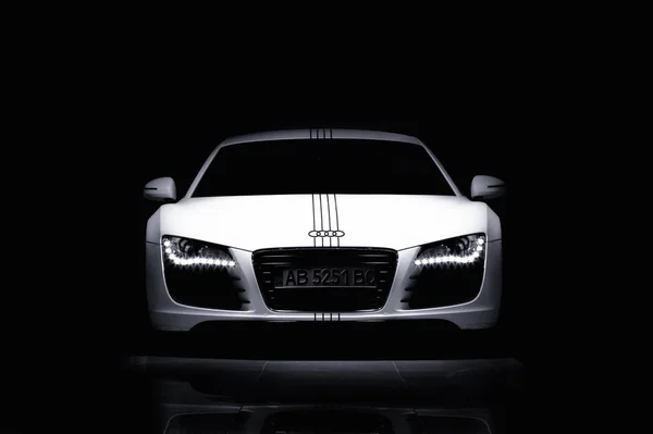 Vinnitsa, ukraine - 11. november 2012.audi r8 concept car.audi showroom.presentation. Präsentation des neuen Modells audi car - audi r8.front of the car, front-side, logo audi.black and white autophoto — Stockfoto