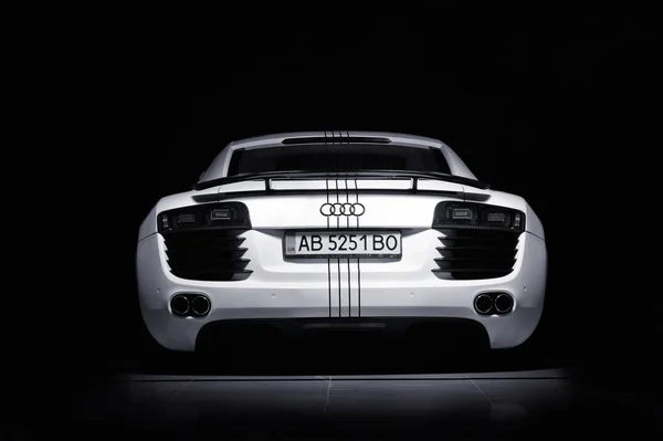 Vinnitsa, Ucrânia - 11 de novembro de 2012.Audi R8 concept car.Audi showroom.Presentation. Português Apresentação do novo modelo Audi car - Audi R8.Frente do carro, frente, logotipo Audi.Black and white autophoto — Fotografia de Stock