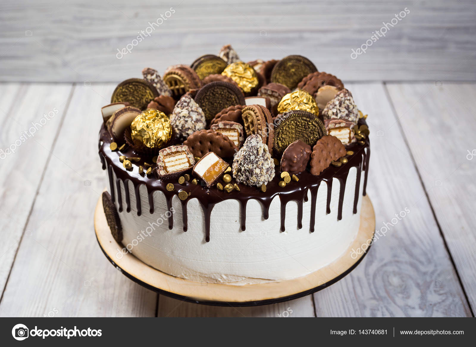 Gâteau d'anniversaire au chocolat et barres chocolatées