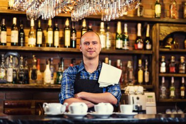 Barmen barda, portre ayakta, Garson veren menü, pub bir neşeli barmen işçinin iş yerinde. Bar.Restaurant.Classic.Evening.European Restoran. Avrupa bar. Amerikan restoran. Amerikan bar.