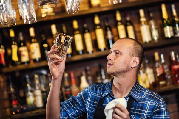 Barmann bei der Arbeit in der Kneipe, Porträt des fröhlichen Barmann Arbeiter stehend, Kellner gibt Menüs, ein pub.bar.restaurant.classic.evening.european restaurant.european bar.american restaurant.american bar. — Stockfoto