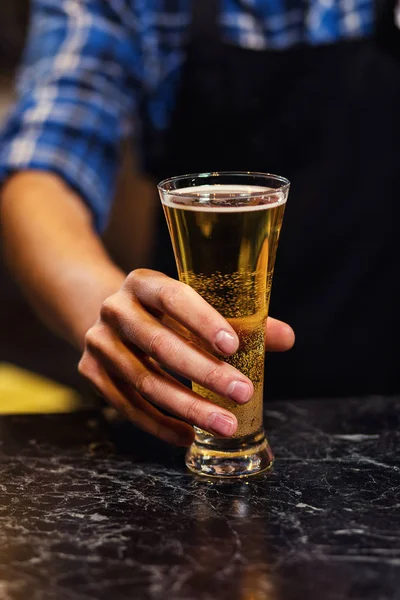 라 거 맥주, 수도 꼭지에서 맥주, 닫기 업 바텐더의 맥주 탭, 맥주와 함께 작성 유리에 붓는 맥주 탭에서 술집에서 신선한 맥주, 바텐더 손 붓는 바텐더 술집. Bar.Restaurant.European 바입니다. 아메리칸 바. — 스톡 사진