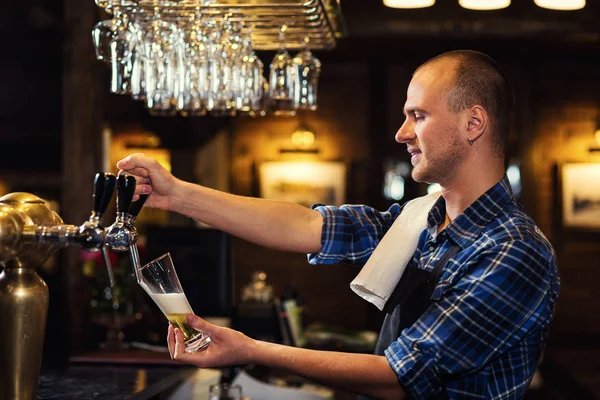 Bartender derramando a cerveja fresca no pub, barman mão na torneira de cerveja — Fotografia de Stock