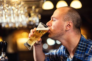 adam büyük bir zevk, bir fıçı bira bira, bira musluktan dökme, cam doldurma bira, taze bira, pub ile bira musluk adlı barda taze bira, barmen el dökme barmen ile bira içiyor