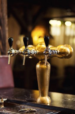 barda bira musluk. Bir pub. Bar.Restaurant.Classic.Evening.European Restoran. Avrupa bar. Amerikan restoran. Amerikan bar.strong drin