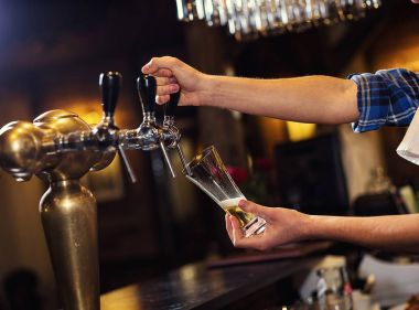 Barmen, bir fıçı bira bira, bira musluktan dökme, cam doldurma bira, taze bira, pub ile bira musluk barda taze bira, barmen el dökme. Bar.Restaurant.European bar. Amerikan bar.