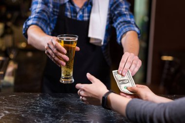 Barmen, bir fıçı bira bira, bira musluktan dökme, cam doldurma bira, taze bira, pub ile bira musluk barda taze bira, barmen el dökme. Bar.Restaurant.European bar. Amerikan bar.