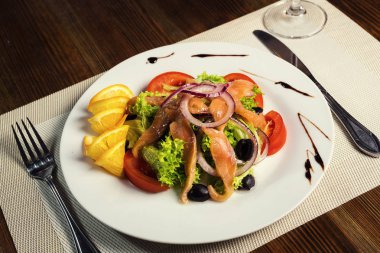 Deniz ürünleri ile sıcak salata. Bir Restoran, Avrupa mutfağı, Avrupa Restoran, pub yemekleri sunan