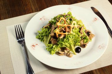 Salata tavuk, mantar ve zeytin ve marul yaprakları. Bir Restoran, Avrupa mutfağı, Avrupa Restoran, pub yemekleri sunan