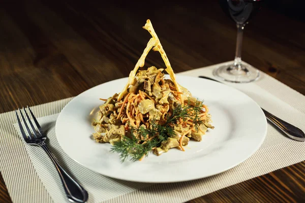 Insalata con pollo, funghi e carote. Piatti in ristorante, cucina europea, ristorante europeo, pub — Foto Stock