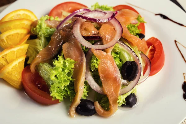 Insalata calda con frutti di mare.Servire piatti in un ristorante, cucina europea, ristorante europeo, pub — Foto Stock