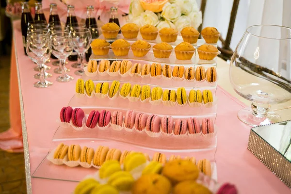 Candy Bar. Νόστιμο γλυκό μπουφέ με cupcakes και αμυγδαλωτά. Γλυκό διακοπών μπουφέ με cupcakes και άλλα επιδόρπια. Τραπέζι με ζαχαρωτά, επιδόρπιο, γλυκά, χαρούμενα γενέθλια έννοια — Φωτογραφία Αρχείου