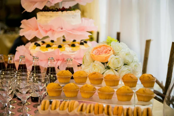 Candy Bar. Delicioso buffet dulce con cupcakes y macarrones. Dulce buffet de vacaciones con cupcakes y otros postres. Mesa con dulces, dulces, postres, concepto de feliz cumpleaños — Foto de Stock