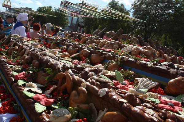 Vinnitsa, Ucrânia - 24 de agosto de 2011.Festival de Korovay - tradicional ritual de pão ucraniano para o Dia da Independência da Ucrânia, Conceito de pão, apetecendo pão decorativo caseiro fresco — Fotografia de Stock