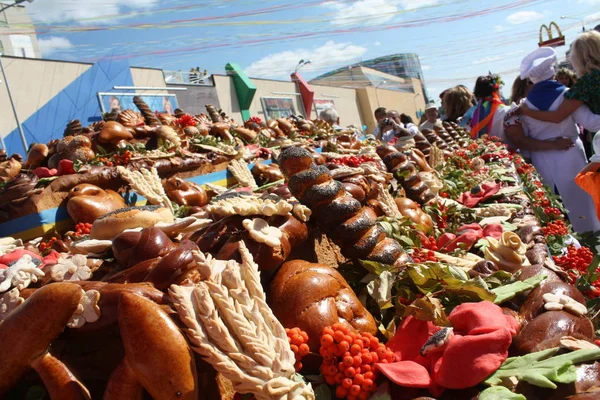 Vinnitsa, Ukraina - augusti 24,2011.Festival av Korovay - traditionell ritual ukrainska bröd för Ukrainas självständighetsdag, bröd koncept, aptitretande färskt hembakat dekorativa bröd — Stockfoto