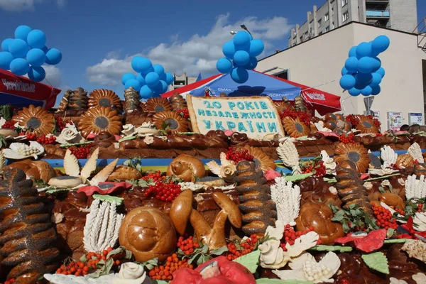 Vinnitsa, Ukraina - augusti 24,2011.Festival av Korovay - traditionell ritual ukrainska bröd för Ukrainas självständighetsdag, bröd koncept, aptitretande färskt hembakat dekorativa bröd — Stockfoto