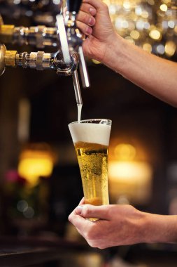Barmen, bir fıçı bira bira, bira musluktan dökme, cam doldurma bira, taze bira, pub ile bira musluk barda taze bira, barmen el dökme. Bar.Restaurant.European bar. Amerikan bar.