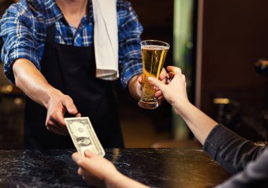 Barmen, bir fıçı bira bira, bira musluktan dökme, cam doldurma bira, taze bira, pub ile bira musluk barda taze bira, barmen el dökme. Bar.Restaurant.European bar. Amerikan bar.