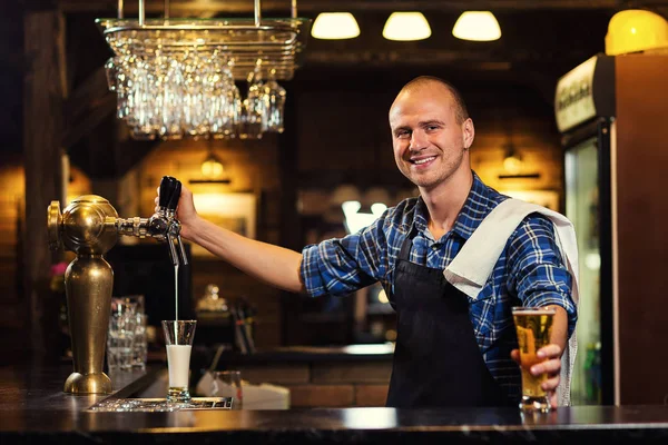 Barman leje świeże piwo w pubie, ręka barman piwo stuknięciu nalewać piwo lager, piwo z kranu, wypełnienie ze szkła z piwa, świeże piwo, pub. Bar.Restaurant.European bar. Amerykański bar. — Zdjęcie stockowe