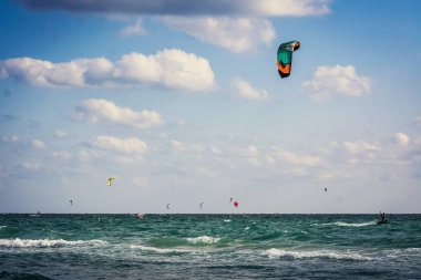 Popovka, Ukrayna - Ağustos 2012: Jet Ski. Jet Ski üzerinde genç adam. Profesyonel jet ski binici. Jet Ski Şampiyonası. Jetski birçok hileler dalgalar üzerinde gerçekleştirir.. 