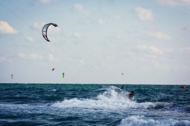 Popovka, Ukrayna - Ağustos 2012: Jet Ski. Jet Ski üzerinde genç adam. Profesyonel jet ski binici. Jet Ski Şampiyonası. Jetski birçok hileler dalgalar üzerinde gerçekleştirir.. 