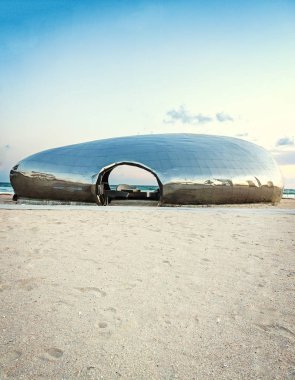 Modern bilding inşaat, beyaz bina, metal çadır, çadır kum üzerinde