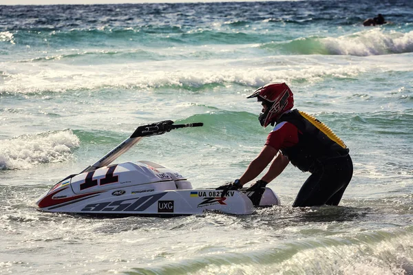 Popovka, Ucrânia - agosto de 2012: Jet Ski. Jovem no Jet Ski. Piloto profissional de jet ski. Campeonato de Jet Ski. Jetski executa muitos truques nas ondas . — Fotografia de Stock