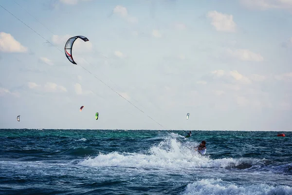 Popovka, Ukrayna - Ağustos 2012: Jet Ski. Jet Ski üzerinde genç adam. Profesyonel jet ski binici. Jet Ski Şampiyonası. Jetski birçok hileler dalgalar üzerinde gerçekleştirir.. 