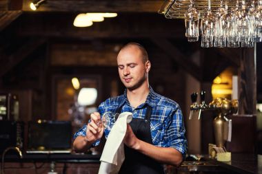 Barmen barda, portre ayakta, Garson veren menü, pub bir neşeli barmen işçinin iş yerinde. Bar.Restaurant.Classic.Evening.European Restoran. Avrupa bar. Amerikan restoran. Amerikan bar.