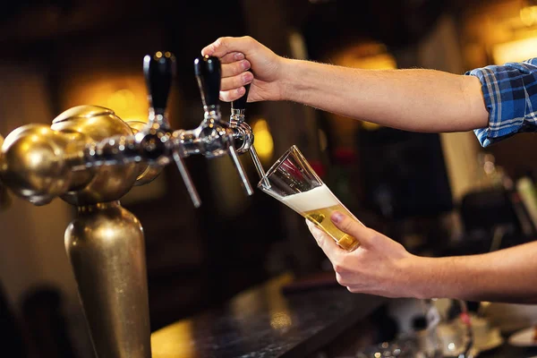 Barmen, bir fıçı bira bira, bira musluktan dökme, cam doldurma bira, taze bira, pub ile bira musluk barda taze bira, barmen el dökme. Bar.Restaurant.European bar. Amerikan bar. — Stok fotoğraf