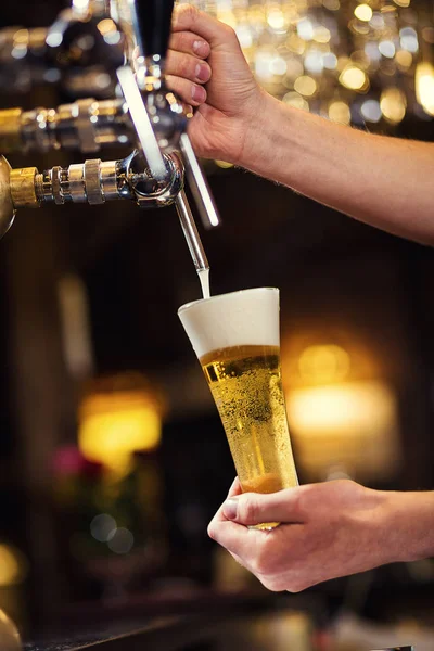 Cantinero vertiendo la cerveza fresca en el pub, barman mano en el grifo de la cerveza vertiendo una cerveza cerveza de cerveza de barril, cerveza del grifo, vaso de llenado de cerveza, cerveza fresca, pub.Bar.Restaurant.Bar europeo.Bar americano . —  Fotos de Stock