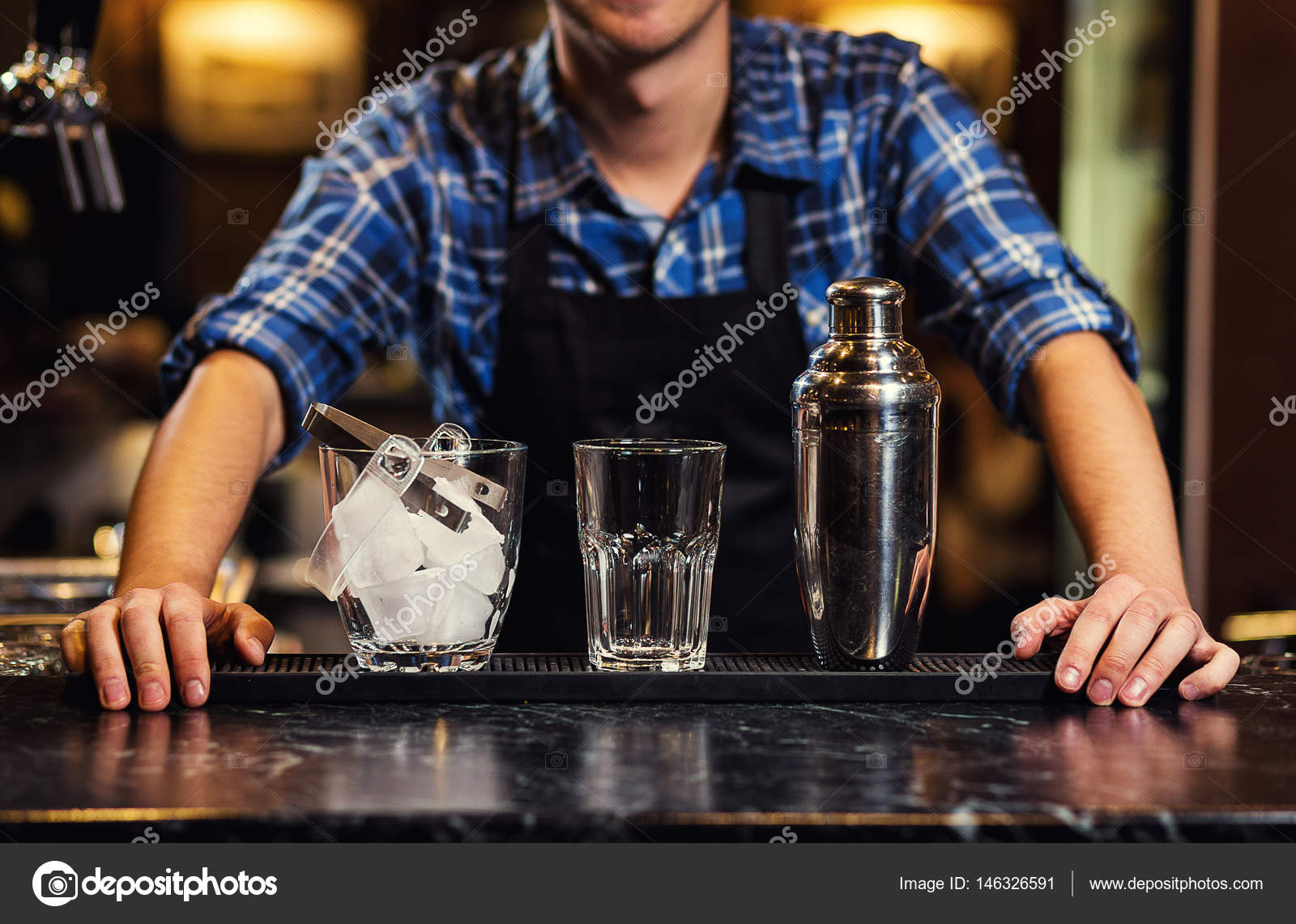 Шутки про бармена. Бармен налей мне покрепче. Парень бармен. День бармена. Бармен налей всем от меня.
