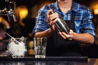 İş, gözlük ayrıntılı, barmen dökme sert havasına barmen barmen tekila bardağına, kokteyller, hizmeti ve içecekler hakkında konsept hazırlama yağıyor