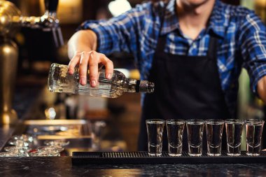İş, gözlük ayrıntılı, barmen dökme sert havasına barmen barmen tekila bardağına, kokteyller, hizmeti ve içecekler hakkında konsept hazırlama yağıyor