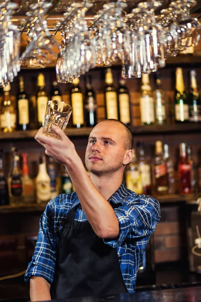 Barmann bei der Arbeit in der Kneipe, Porträt des fröhlichen Barmann Arbeiter stehend, Kellner gibt Menüs, ein pub.bar.restaurant.classic.evening.european restaurant.european bar.american restaurant.american bar. — Stockfoto