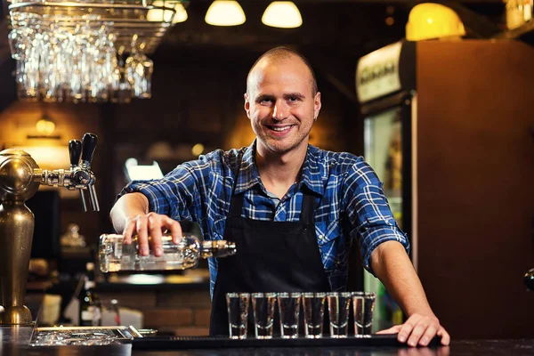 Barman w pracy, Barman odlewania ducha twardego do szklanek na szczegółowo, barman jest wlewając tequila do kieliszka, przygotowywania koktajli, pojęcie o usługi i napoje — Zdjęcie stockowe