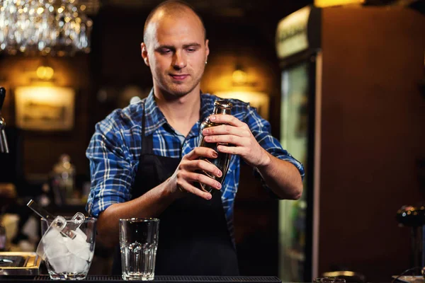 Бармен на роботі, бармен розливу жорсткий дух у склянки в деталях, бармен ллється Текіла в скло, приготування коктейлів, концепція стосовно сервісу та напої — стокове фото