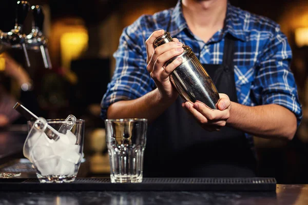 Бармен на роботі, бармен розливу жорсткий дух у склянки в деталях, бармен ллється Текіла в скло, приготування коктейлів, концепція стосовно сервісу та напої — стокове фото