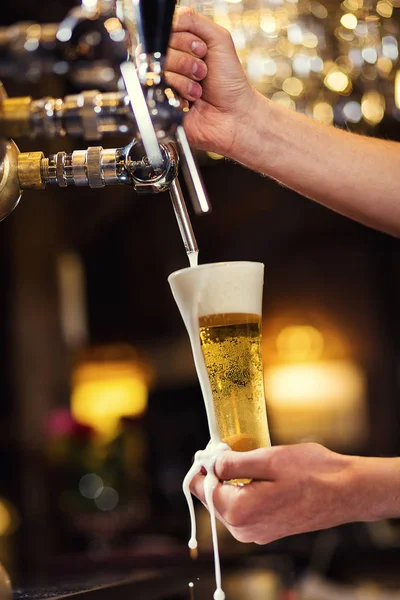 Bartender pouring the fresh beer in pub,barman hand at beer tap pouring a draught lager beer,beer from the tap,Filling glass with beer,fresh beer,pub.Bar.Restaurant.European bar.American bar. — Stock Photo, Image