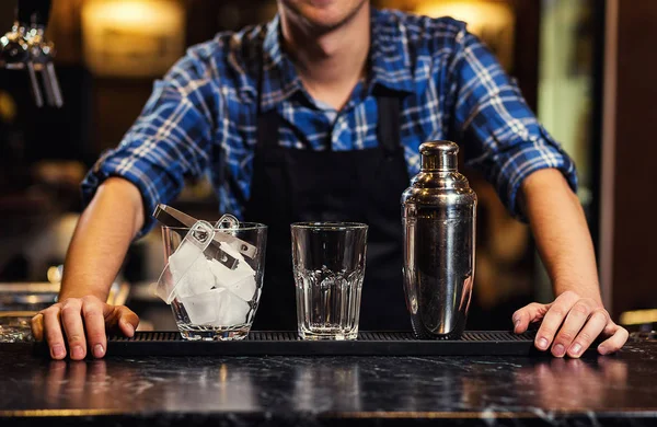 Barman en el trabajo, Barman vertiendo espíritu duro en vasos en detalle, Bartender está vertiendo tequila en vidrio, preparando cócteles, concepto sobre servicio y bebidas — Foto de Stock
