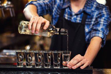 İş, gözlük ayrıntılı, barmen dökme sert havasına barmen barmen tekila bardağına, kokteyller, hizmeti ve içecekler hakkında konsept hazırlama yağıyor