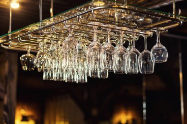 Bir çubuğun üzerinde asılı gözlük, bir çubuğun üzerinde farklı gözlük çubuğun üzerinde asılı asılı kokteyl gözlük raf. Yumuşak odak, temiz yıkanmış ve cilalı gözlük, bir pub. Bar.Restaurant.