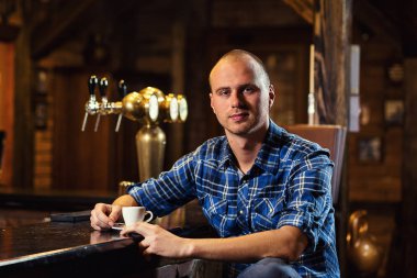 yakışıklı genç adam içme kahve, counter.enjoying kahve bar Cafe kahve kafein geçici rahatlama tarzı Concept.Young moda adam otururken / hipster içme espresso şehir kafede kahve 