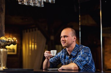 yakışıklı genç adam içme kahve, counter.enjoying kahve bar Cafe kahve kafein geçici rahatlama tarzı Concept.Young moda adam otururken / hipster içme espresso şehir kafede kahve 