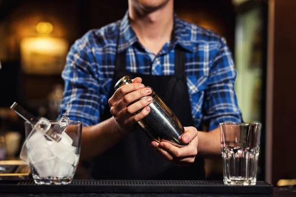 İş, gözlük ayrıntılı, barmen dökme sert havasına barmen barmen tekila bardağına, kokteyller, hizmeti ve içecekler hakkında konsept hazırlama yağıyor — Stok fotoğraf